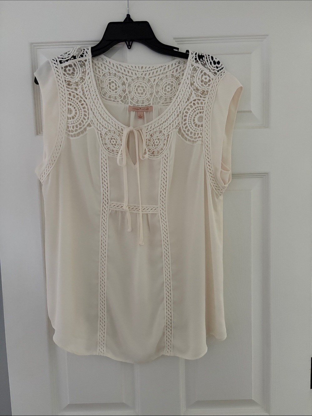 Gibson Latimer Cream Crochet Yoke Sleeveless Blouse